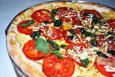 Fabryka Pizzy zarządza siecią restauracji działających pod tą samą marką, specjalizujących się w kuchni włoskiej. 