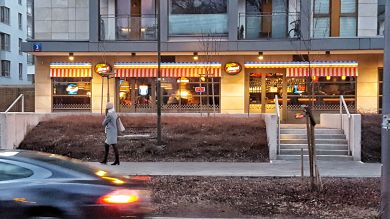 7th Street – Bar & Grill to sieć restauracji serwujących dania kuchni amerykańskiej budowana na zasadach franczyzy działa w Polsce od 2011 roku. 