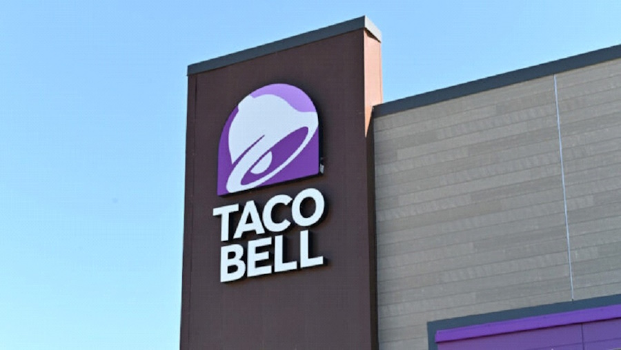 Budynek z szyldem restauracji Taco Bell